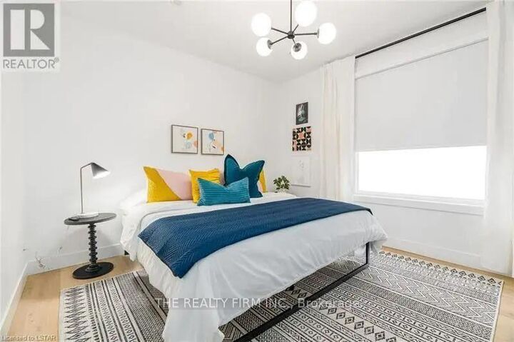 Property Photo: 304 Oxford Street E 3 ON N6A 1V4