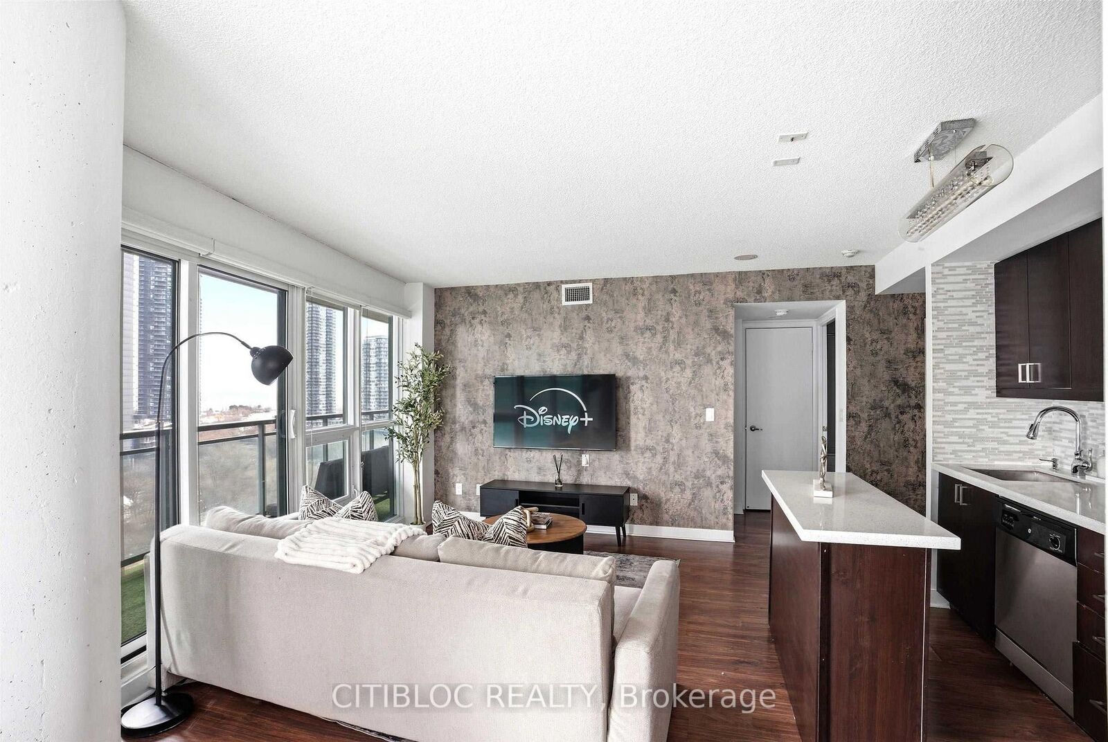 Photo de la propriété:  155 Legion Road N 1313  ON M8Y 0A7 