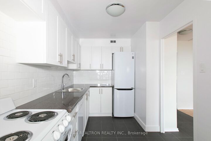 Property Photo:  6200 Bathurst Street 1110  ON M2R 2A3 