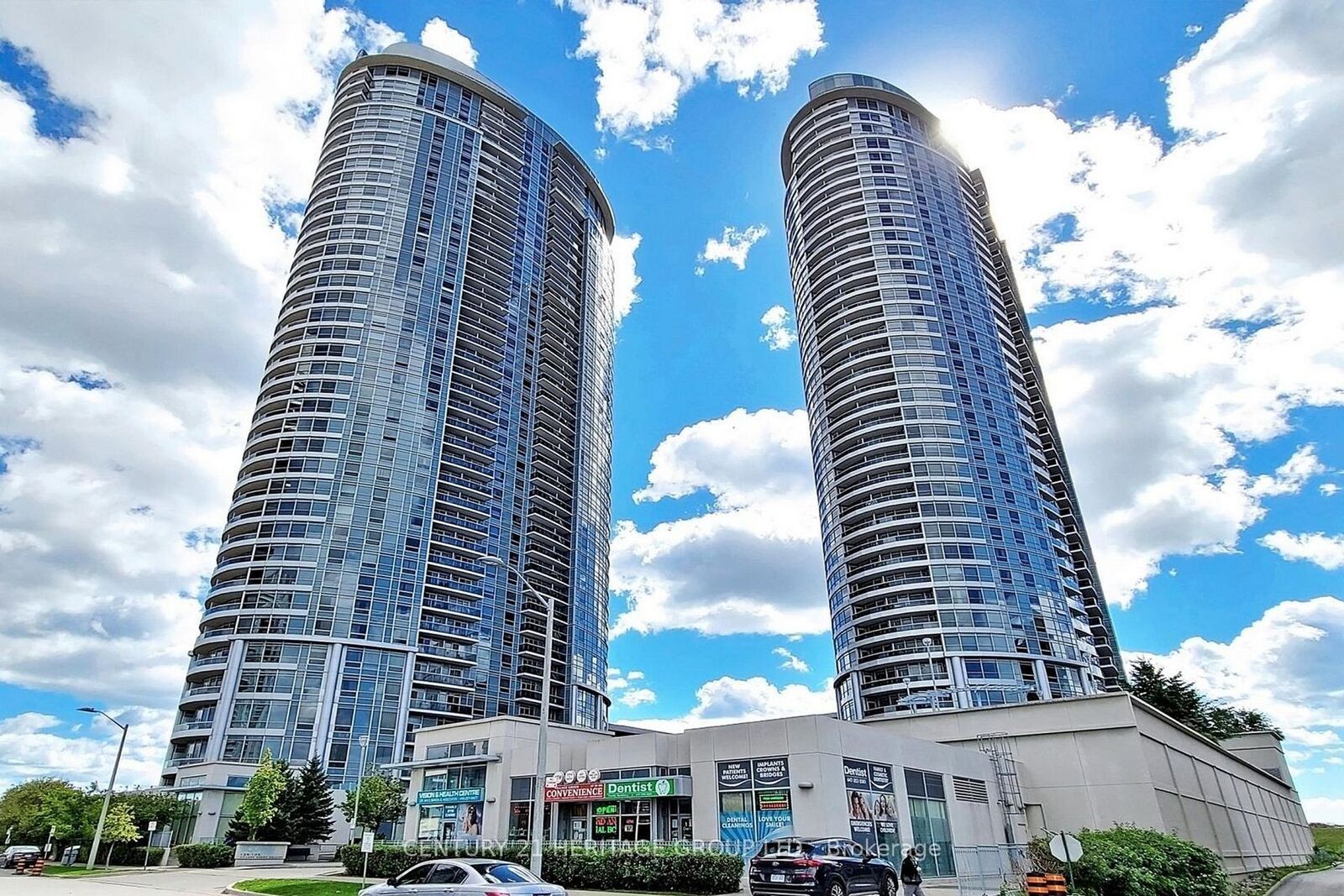 Property Photo: 135 Village Green Square 1216 ON M1S 0G4