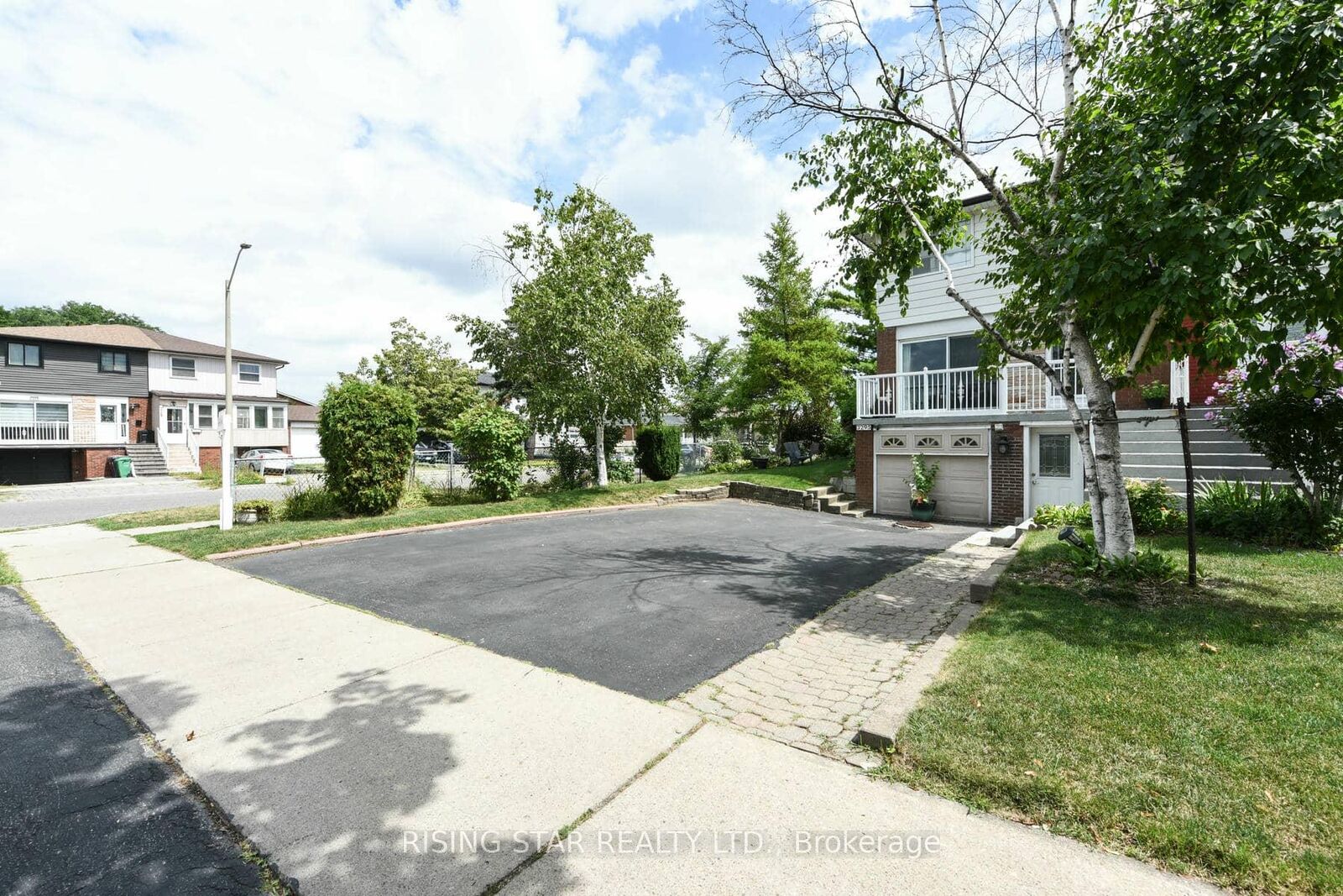 Property Photo: 3295 Chipley Crescent ON L4T 2E3