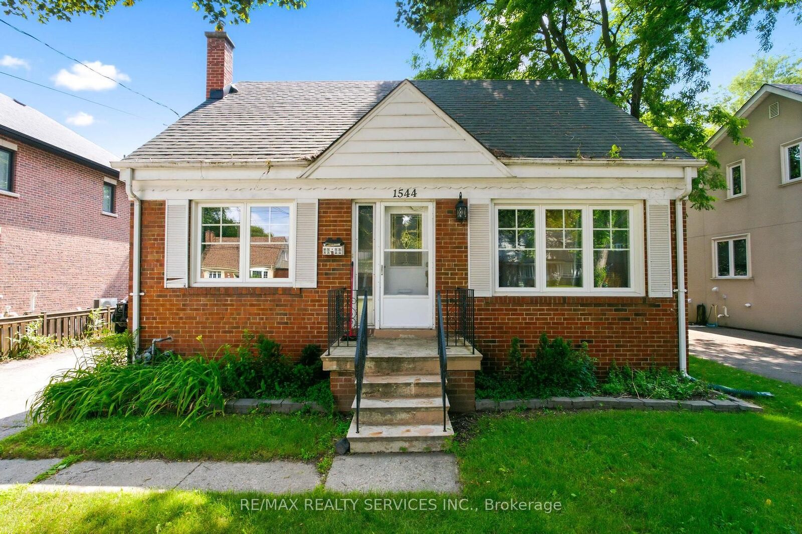 Property Photo: 1544 Alexandra Boulevard ON L5E 2B6