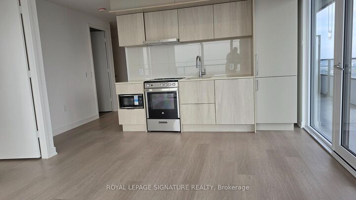Property Photo: 448 Burnhamthorpe Road 6208 ON L5B 0R4
