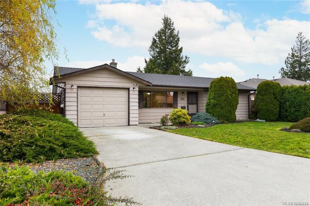 Property Photo: 693 Wedgewood Cres BC V9P 1B6