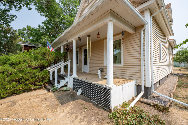 Property Photo: 913 2nd Avenue W ND 58647
