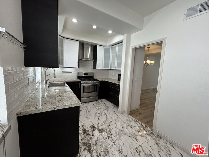 Property Photo: 5145 Yarmouth Ave, Unit 25 CA 91316