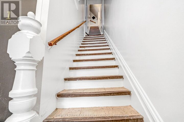 Property Photo:  277 Arlington Avenue Unit 2  ON M6C 2Z6 