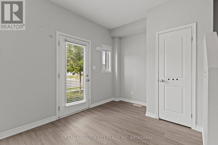 Property Photo:  182 Broadway Lane 8  ON L3C 5L5 