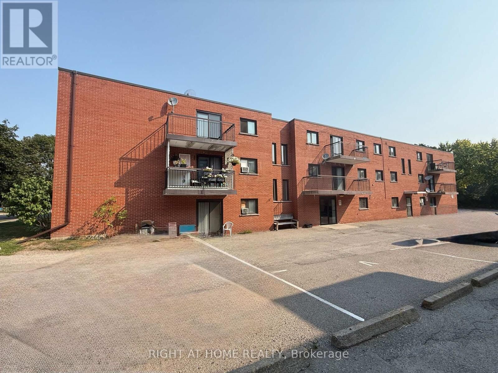Property Photo:  555 Oxford Street 205  ON L1J 3V5 
