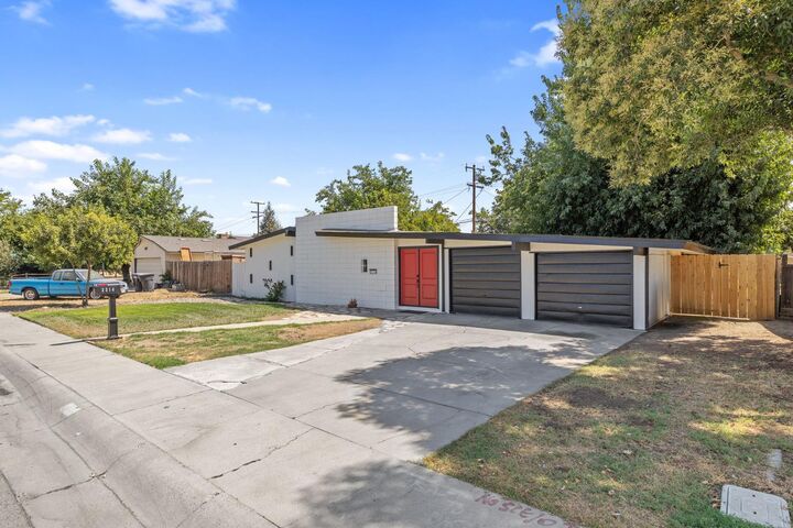 Property Photo:  2214 S Locust Street  CA 93277 