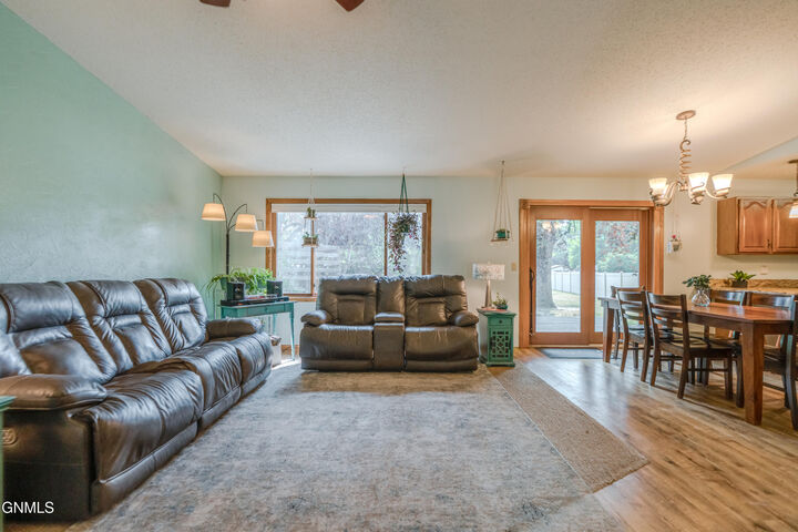 Property Photo:  1658 Portland Drive  ND 58504 