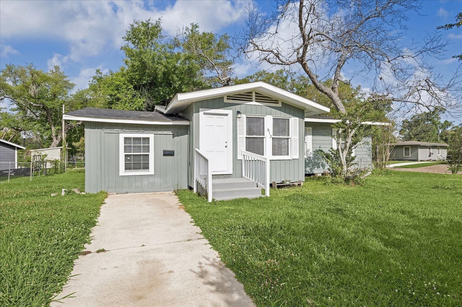 Property Photo:  613 Winding Way Street  TX 77566 