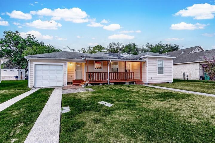 Property Photo: 913 Maple Avenue TX 77506