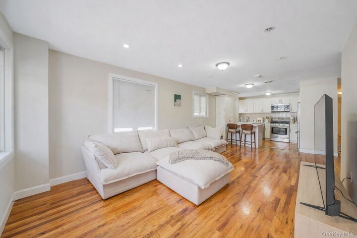 Property Photo:  2858 Sampson Avenue  NY 10465 