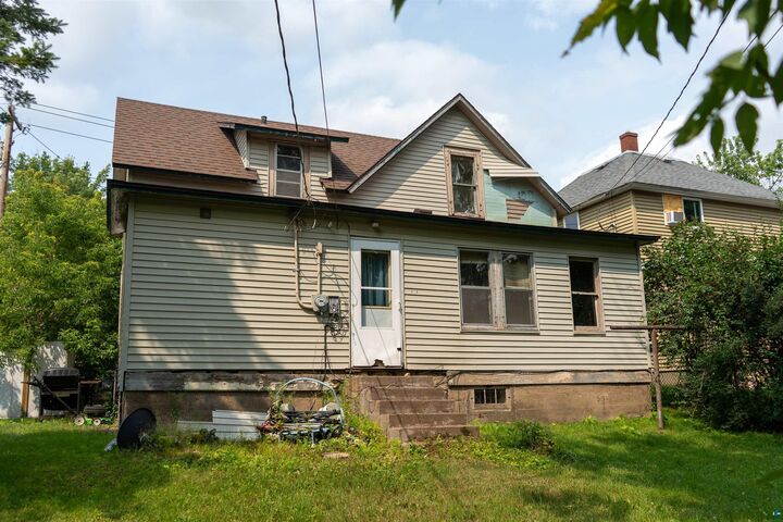Property Photo:  736 Laurel St  MN 55720 