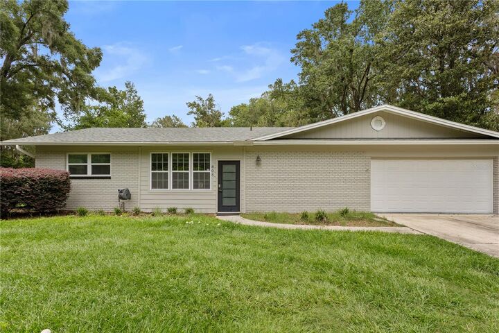 Property Photo: 805 NW 40th Terrace FL 32605