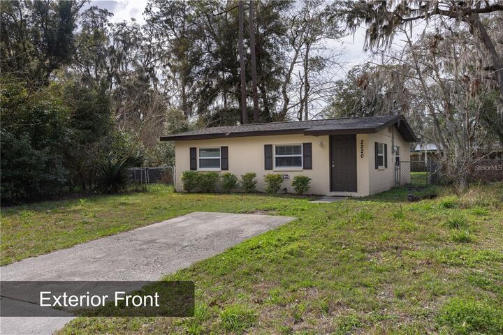 Property Photo: 2220 SE 46th Terrace FL 32641