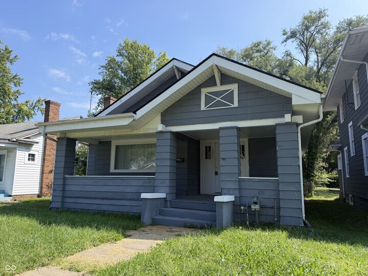Property Photo:  1124 Victory Court  IN 46016 