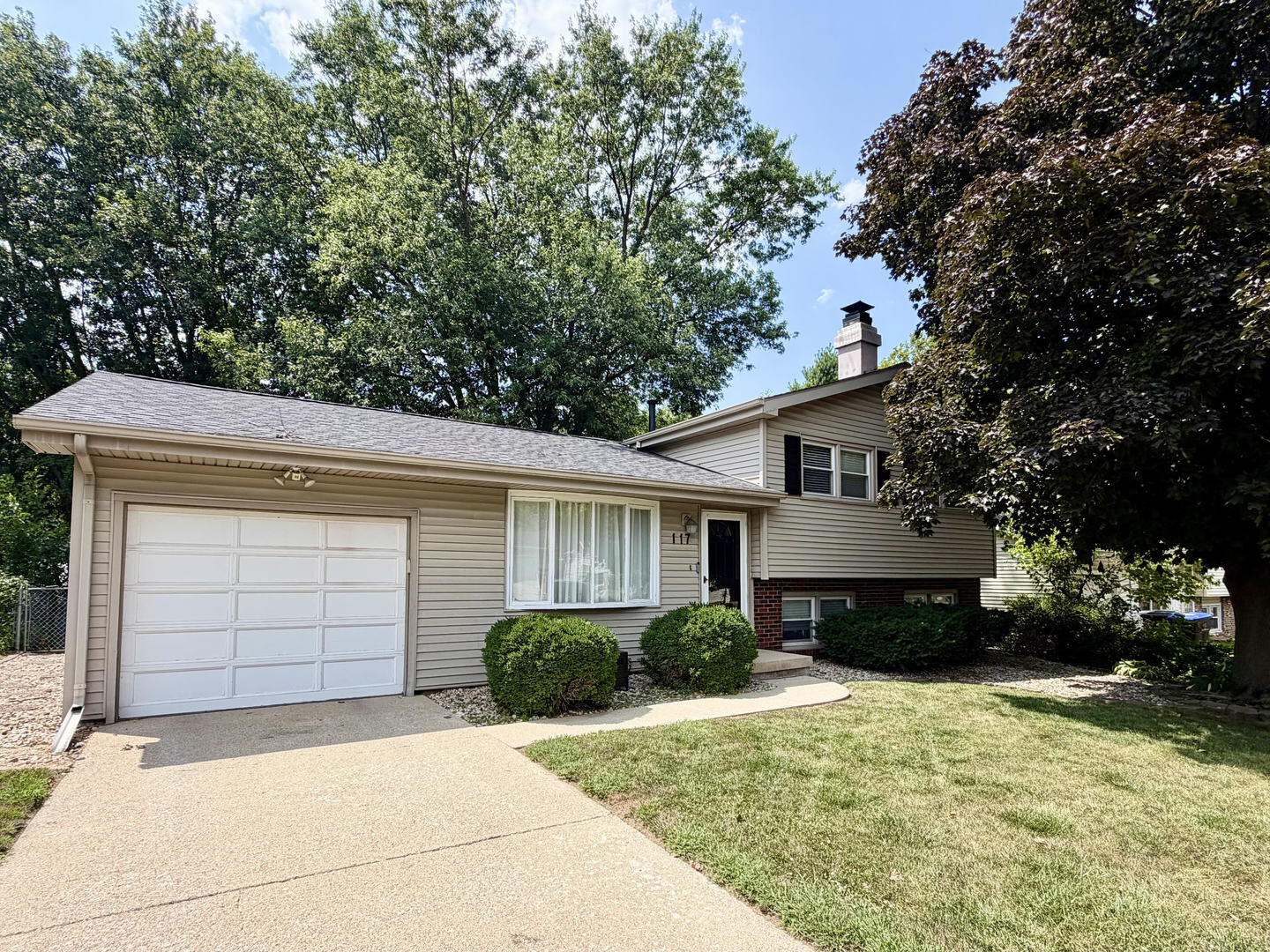 Property Photo: 117 Greenleaf Drive IL 61704