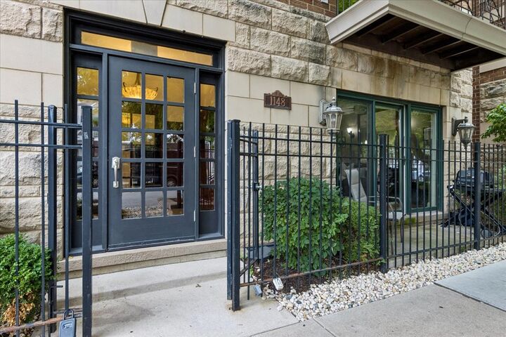 Property Photo:  1148 W Roscoe Street 1E  IL 60657 