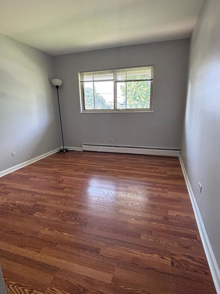 Property Photo:  659 E Fullerton Avenue 210  IL 60139 