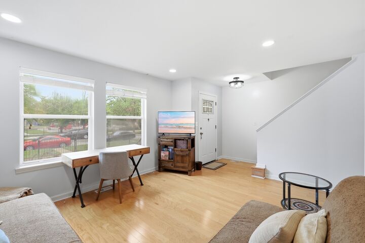Property Photo:  6957 S East End Avenue  IL 60649 