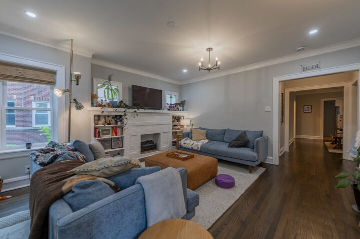 Property Photo: 1318 Dewey Avenue 2 IL 60201
