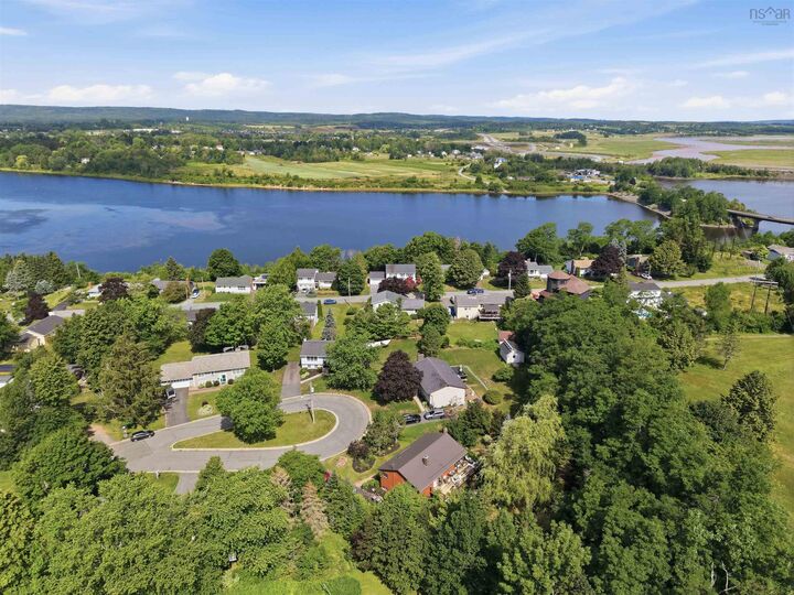 Property Photo: 8 Lakeview Drive NS B0N 2T0