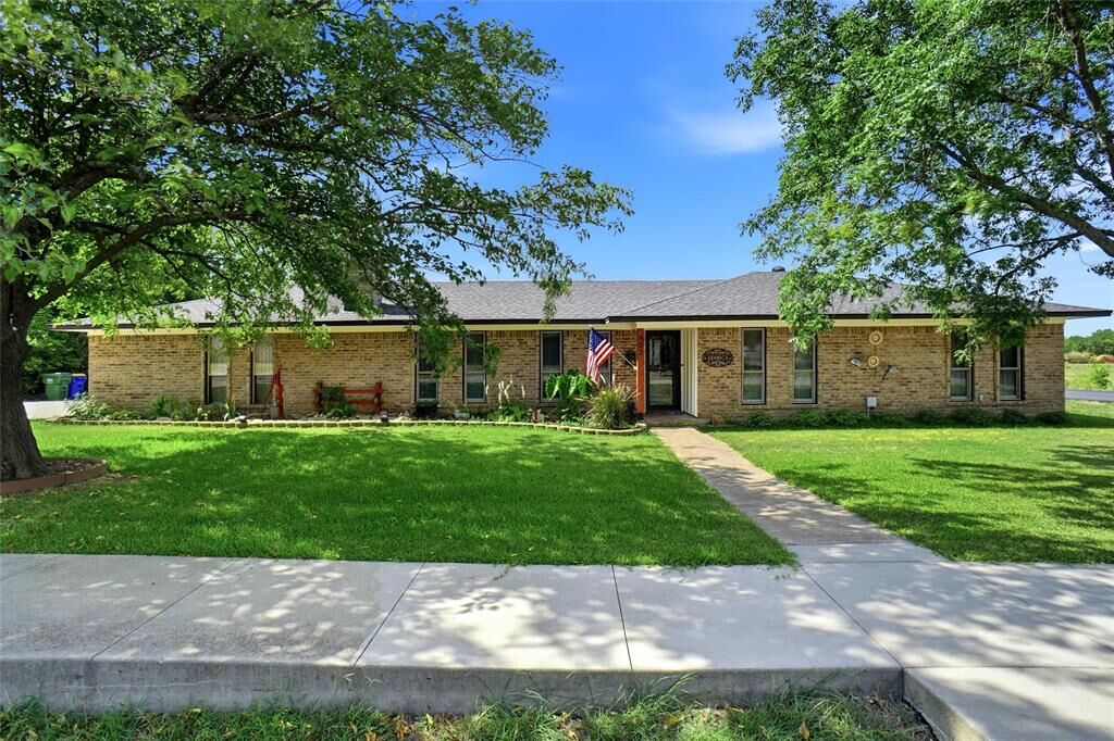 Property Photo: 902 Meadowcreek Street TX 76249