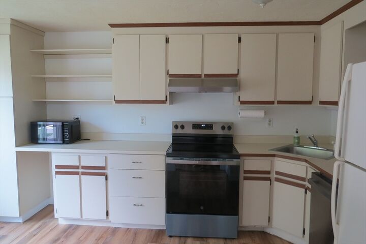 Property Photo: 14 Hartshorn Pl 14 MA 02081