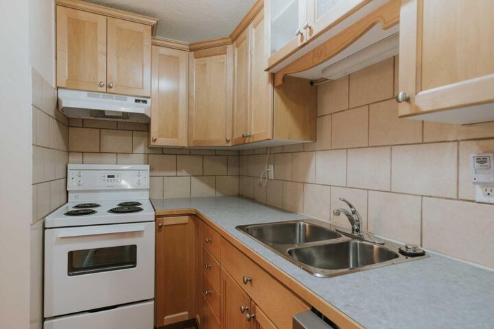 Property Photo: 222 Mayor Magrath Drive N 2 AB T1H 3P8