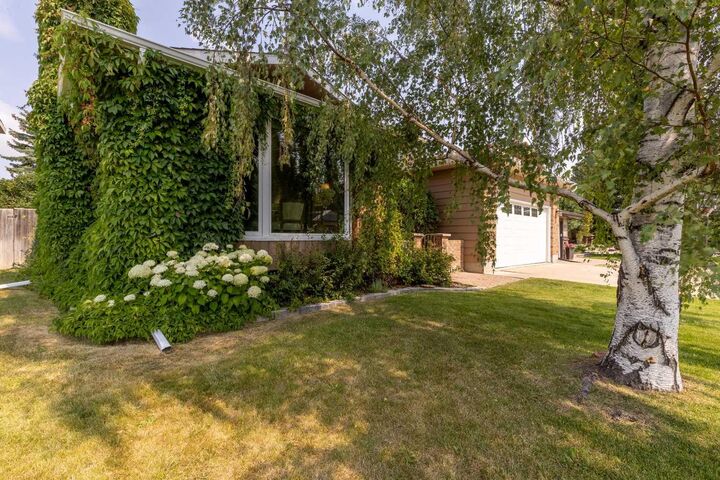 Property Photo: 105 Kings Bay S AB T1K 5E9