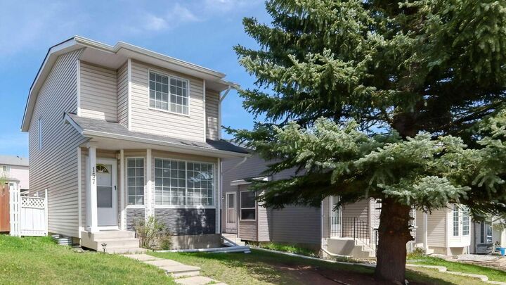 157 Harvest Gold Heights NE — photo 1