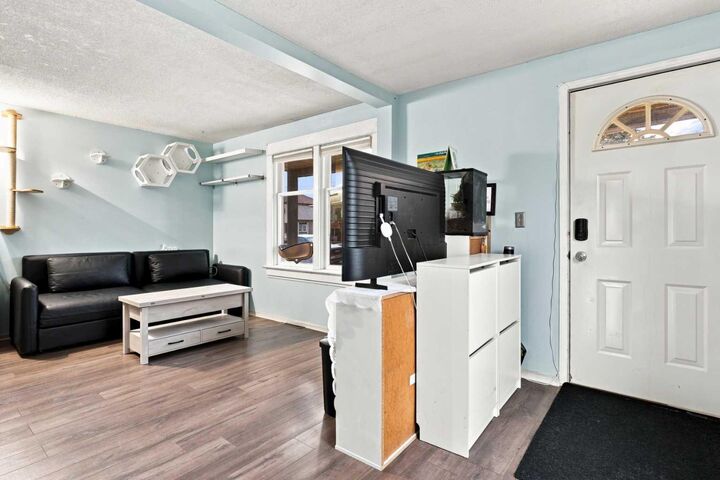 Property Photo: 235 20 Avenue NE AB T2E 1R1