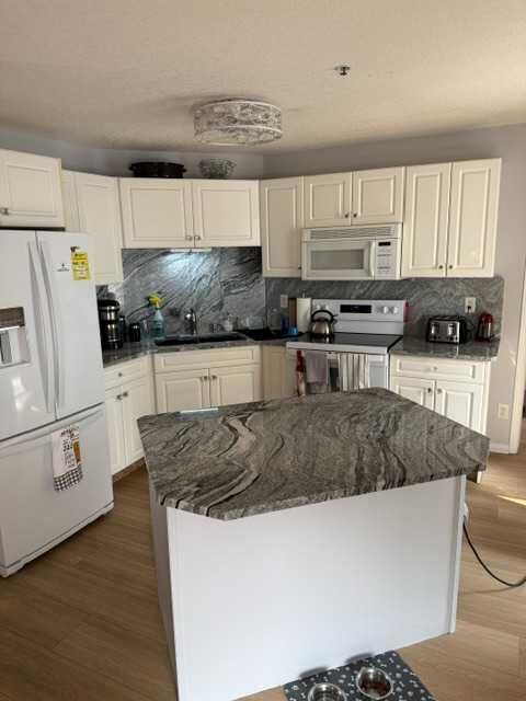 Property Photo: 3205 Valleyview Park SE 205 AB T2B 3R6