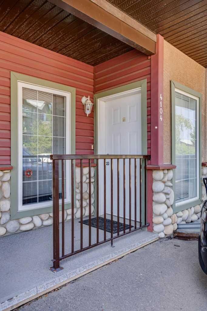 Property Photo: 200 Lougheed Drive 4104 AB T9K 2W3