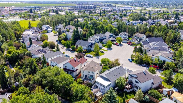 Property Photo: 136 Douglas Glen Heath SE AB T2Z 2N1