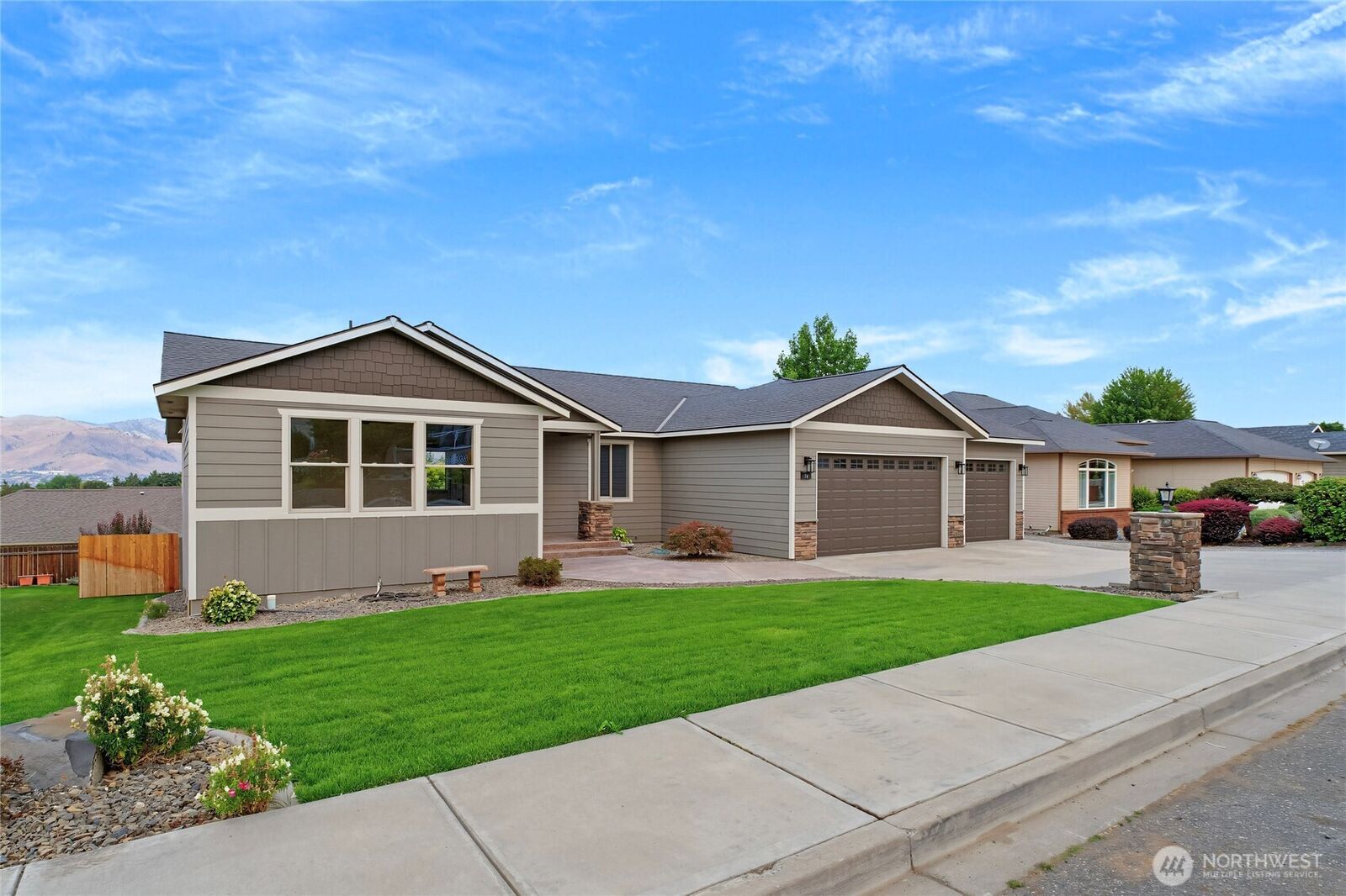 Property Photo: 76 S Meadowbrook Lane WA 98802