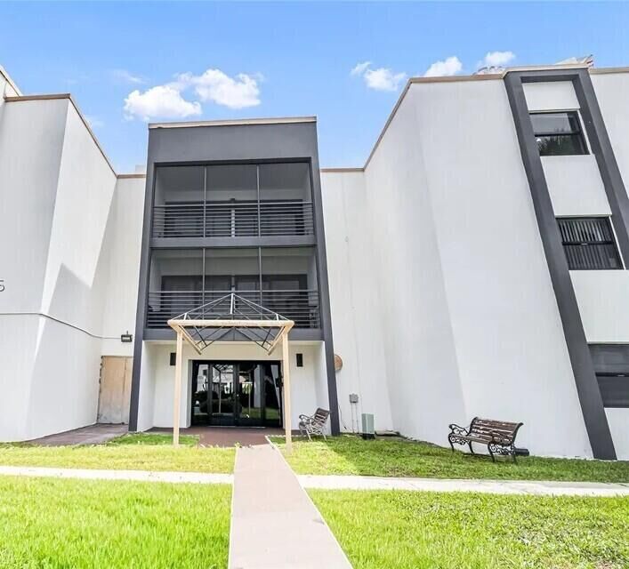 Property Photo: 4040 N Hills Drive 31 FL 33021