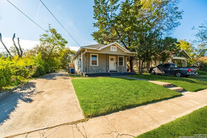 Property Photo: 112 Harding Pl TX 78203