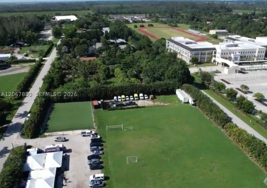 Property Photo:  