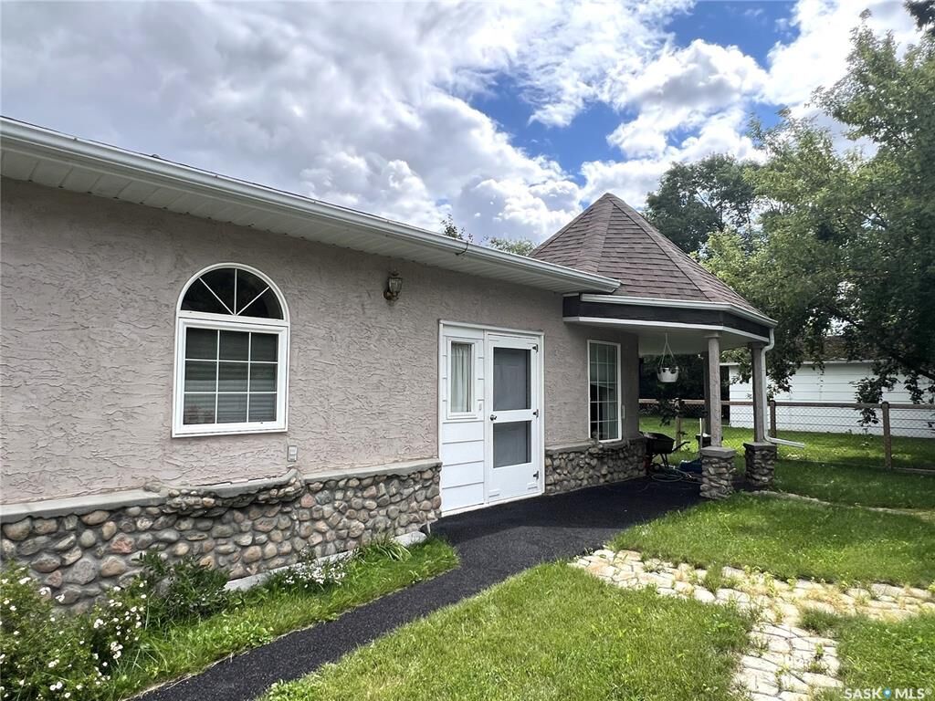 Property Photo:  501 Centre Street 1  SK S9X 1E5 