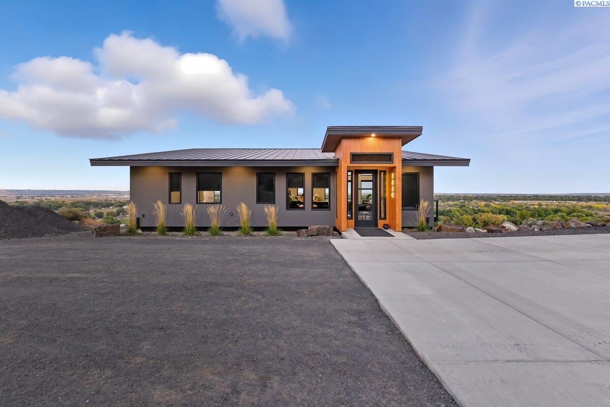 Property Photo:  1880 Artemis Rdg  WA 99353-9016 