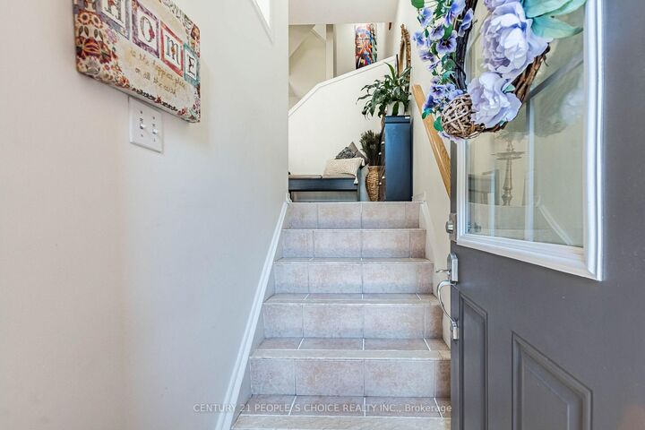 Property Photo: 435 Hensall Circle 29 ON L5A 4P1