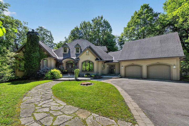 Property Photo: 1412 Houston Crescent ON K2W 1B6