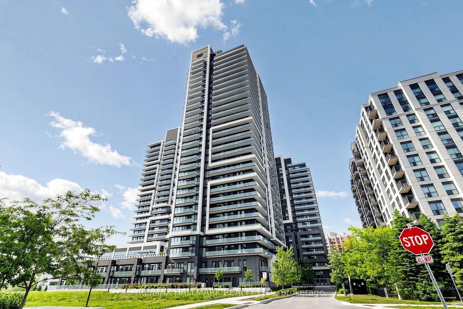 Property Photo:  105 Oneida Crescent 2603  ON L4B 0H6 