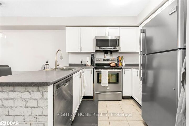 Property Photo:  53 Ferndale Drive S 3  ON L4N 5W9 