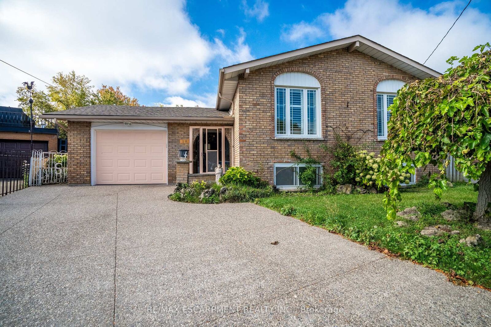 Property Photo: 18 Villa Court ON L8W 1M2