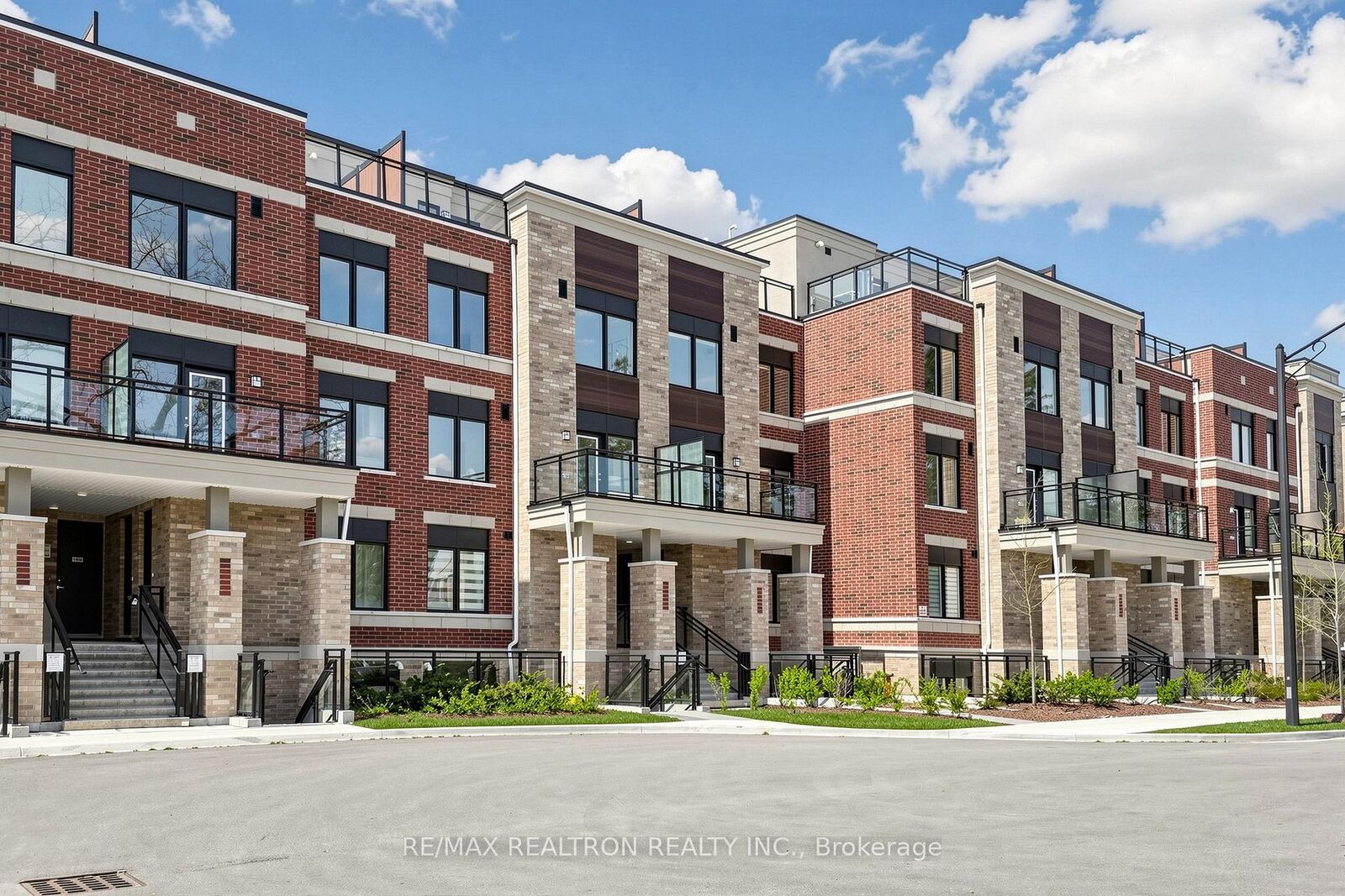 Property Photo: 60 Elizabeth Street 3405 ON L4C 5W2