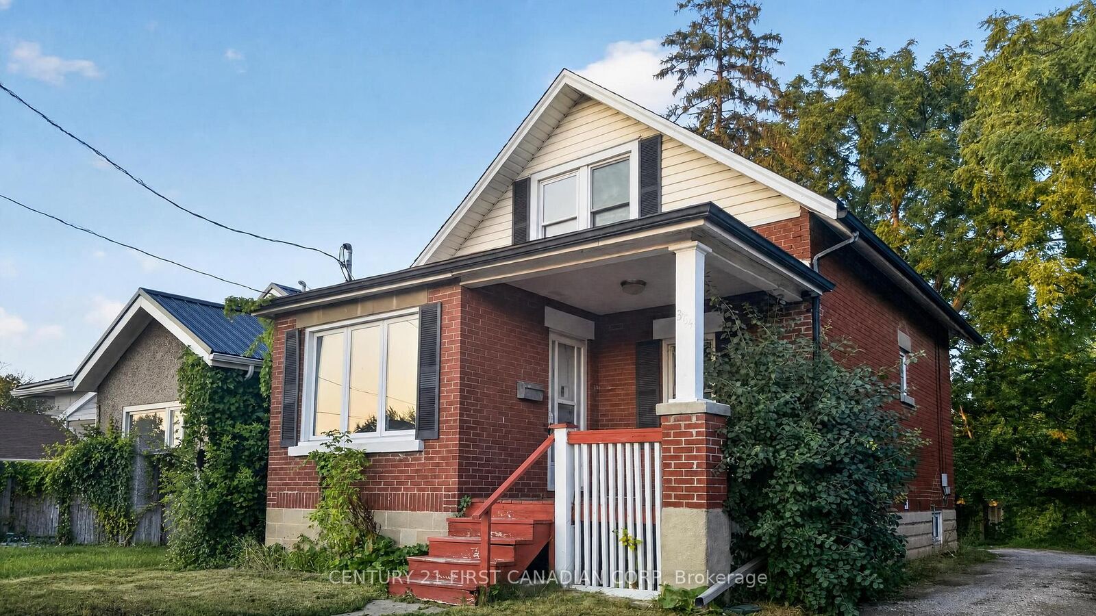 Property Photo: 384 Wharncliffe Road S ON N6J 2M1